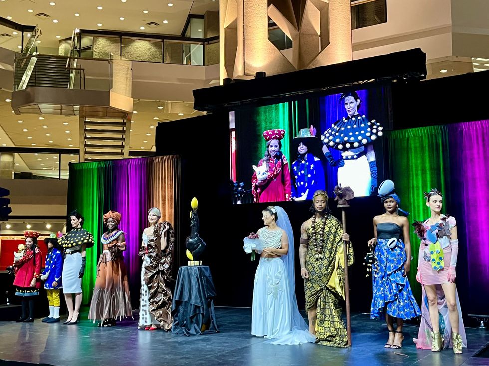 Des personnes portant des ensembles aux accessoires en chocolat.