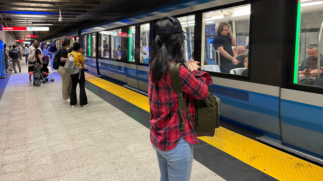 Des personnes prennent le métro de Montréal.