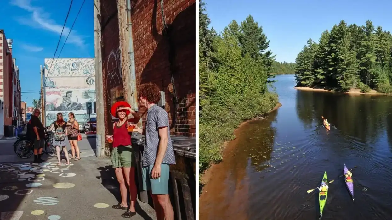 Des personnes prennent un verre dans une ruelle. Droite: des kayaks sur l'eau d'une rivière.
