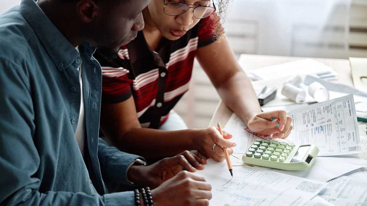 Des personnes qui font des calculs.