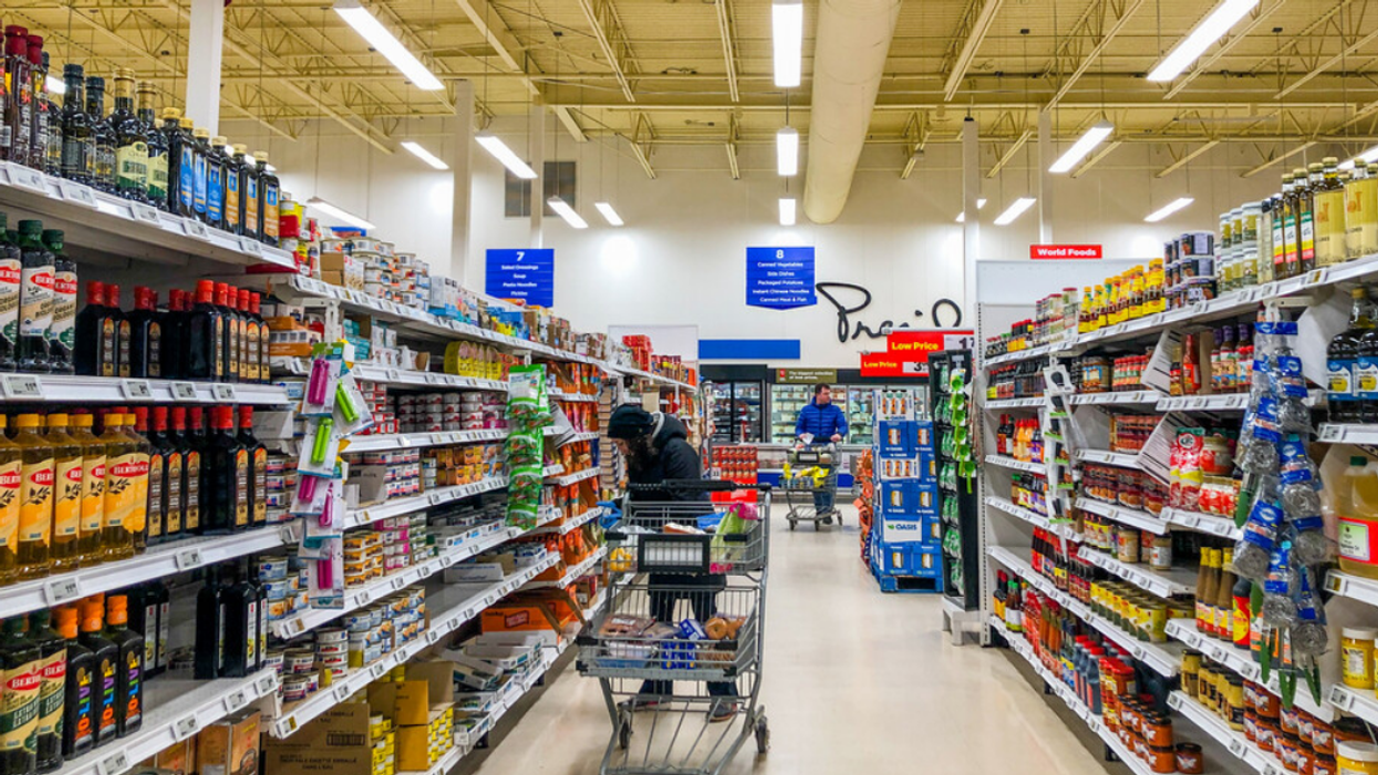 Des personnes qui font l'épicerie au Canada.