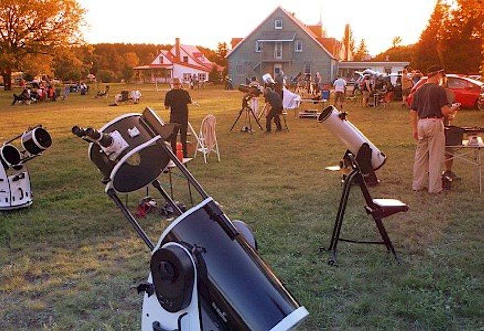 Des personnes qui observent les astres \u00e0 l'Observatoire Astronomique de Laval.