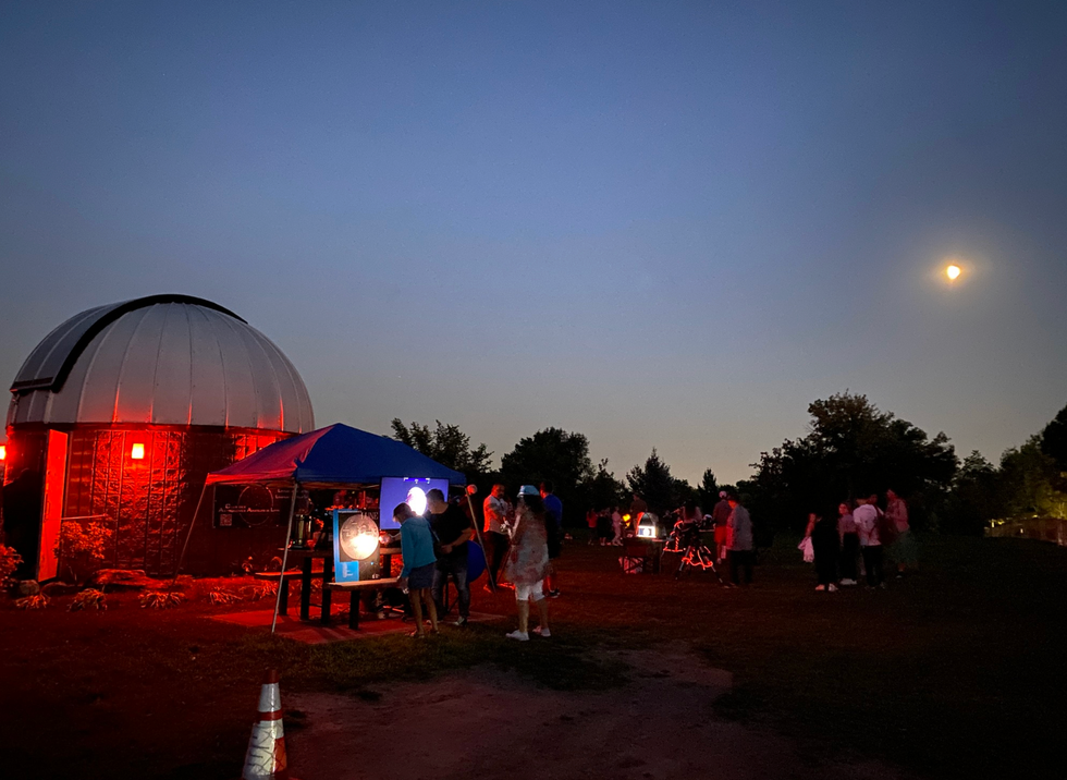 Des personnes qui observent les astres \u00e0 l'Observatoire astronomique de Laval.