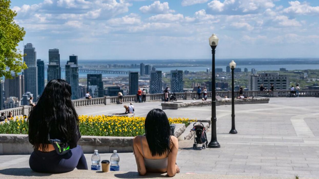 Des personnes qui profitent du soleil au belvédère Kondiaronk à Montréal.