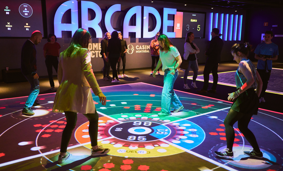 Des personnes qui s'amusent sur un jeu au sol.