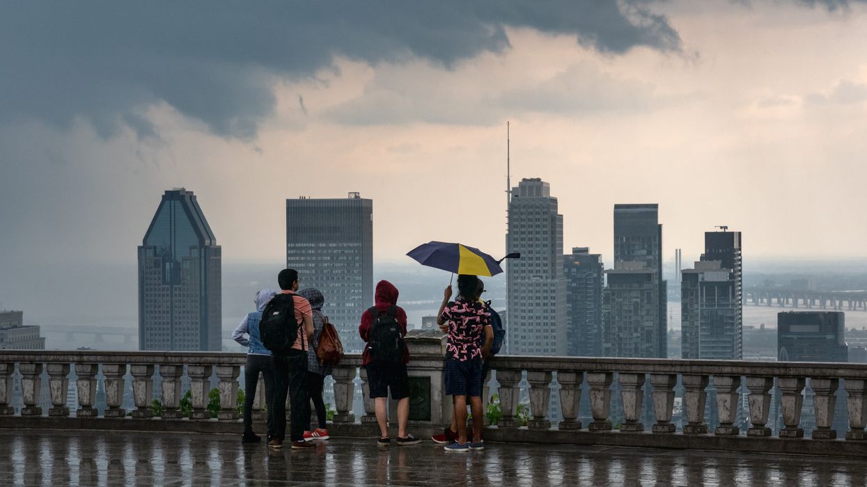 Des personnes sur le belvédère du mont Royal lors d'une journée pluvieuse.