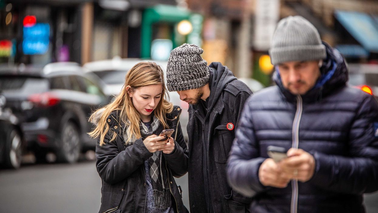 Des personnes sur leur cellulaire.