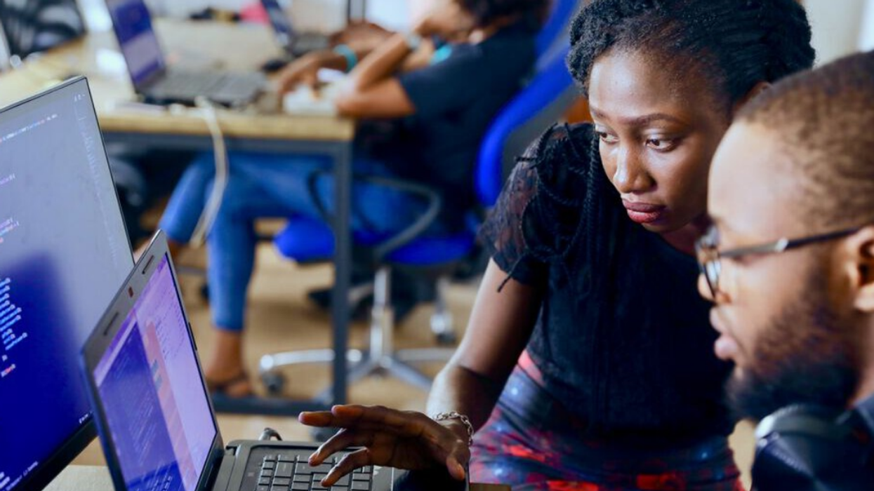 Des personnes travaillant en entreprise.
