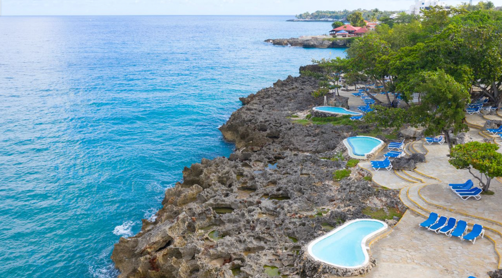 Des petites piscines avec chaises longues sur le bord de la mer \u00e0 la Casa Marina Beach & Reef.