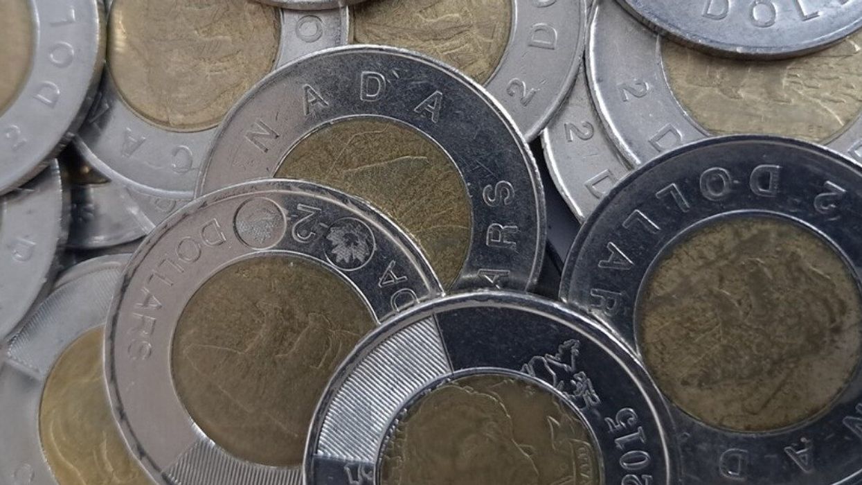 Des pièces de 2 $ canadiens.