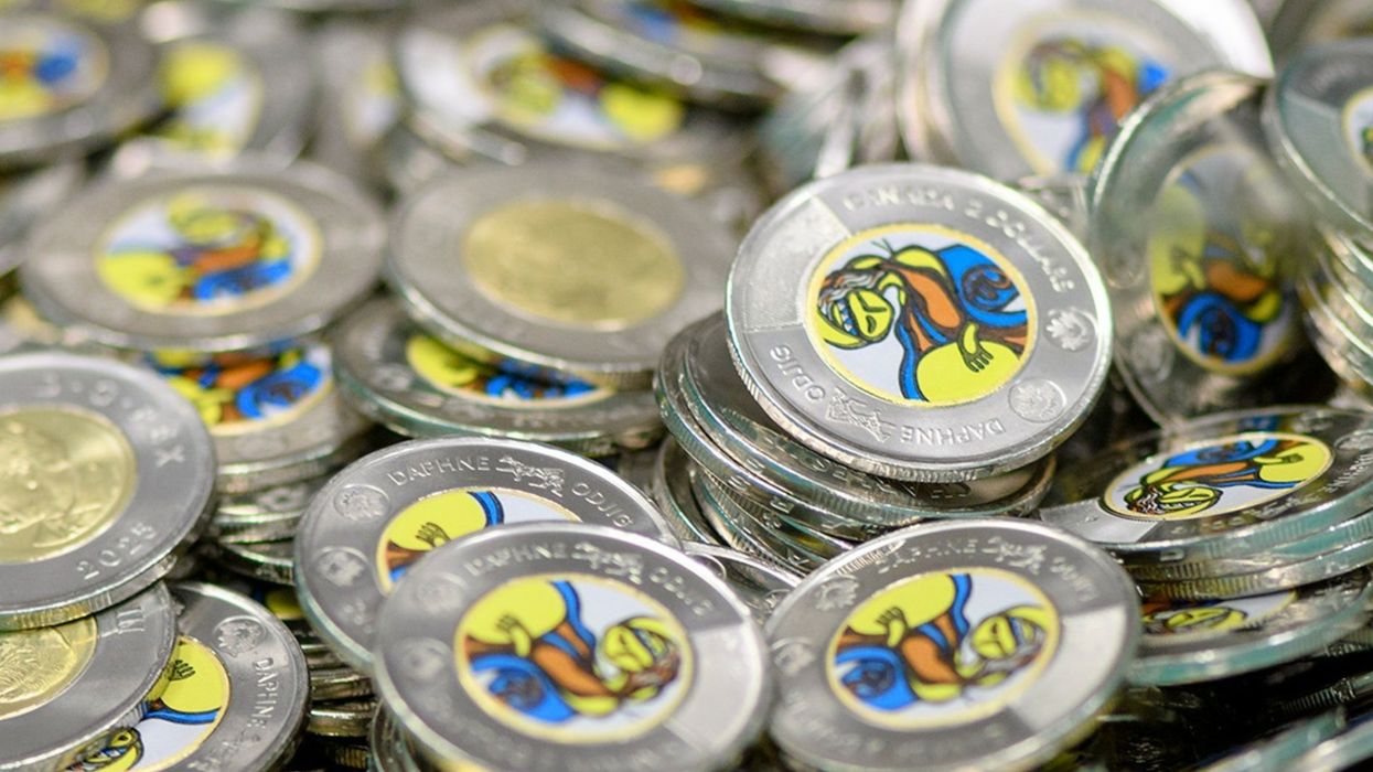 Des pièces de 2 $.