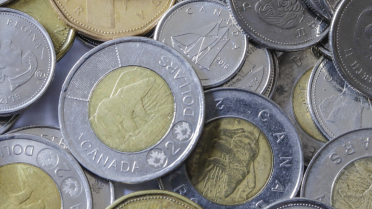 Des pièces de deux dollars.