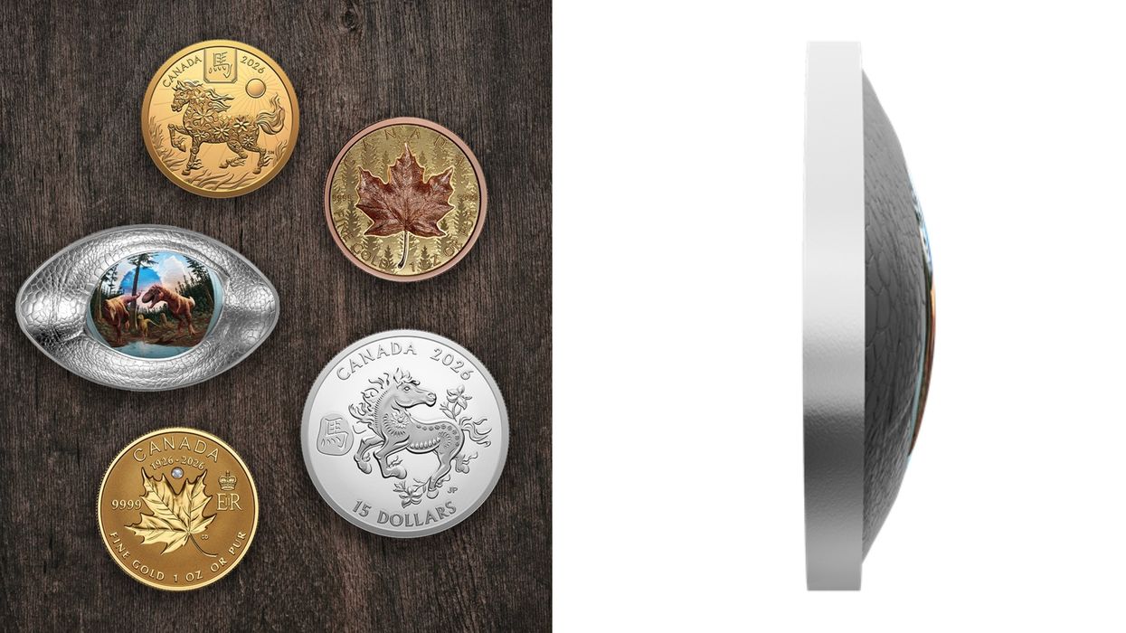 Des pièces de monnaie. Droite : la pièce en forme d'oeil, vue de côté.