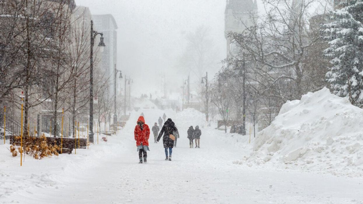 Des piétons à Montréal lors d'une tempête de neige.