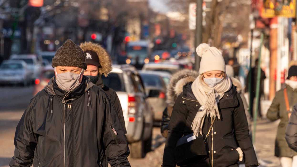 Des piétons à Montréal qui portent un masque.