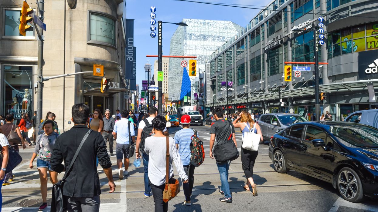 Des piétons à Toronto.