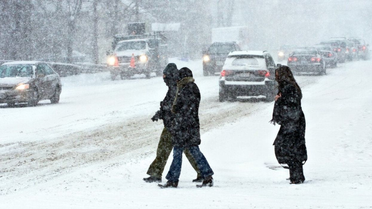 Des piétons sous la neige.