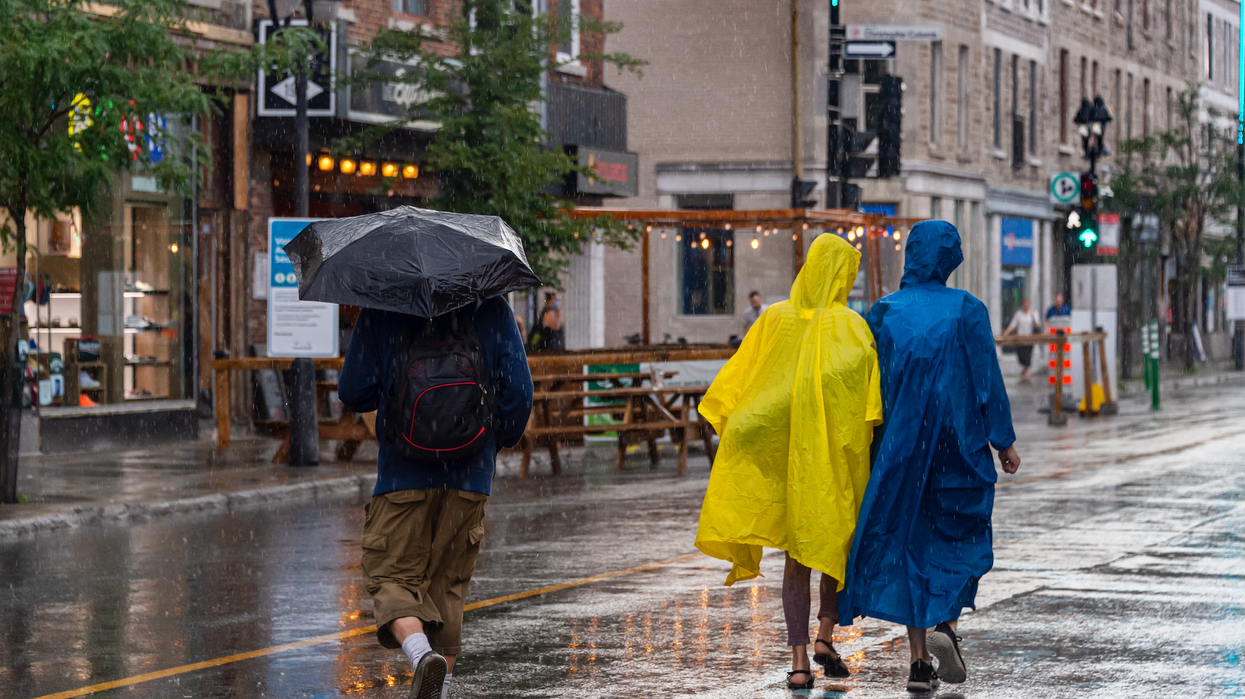 Des piétons sous la pluie à Montréal.
