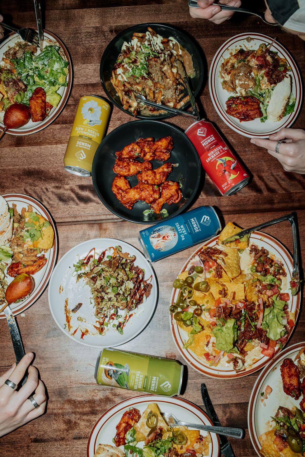 Des plats et bi\u00e8res de Brasseurs du Monde sur une table.