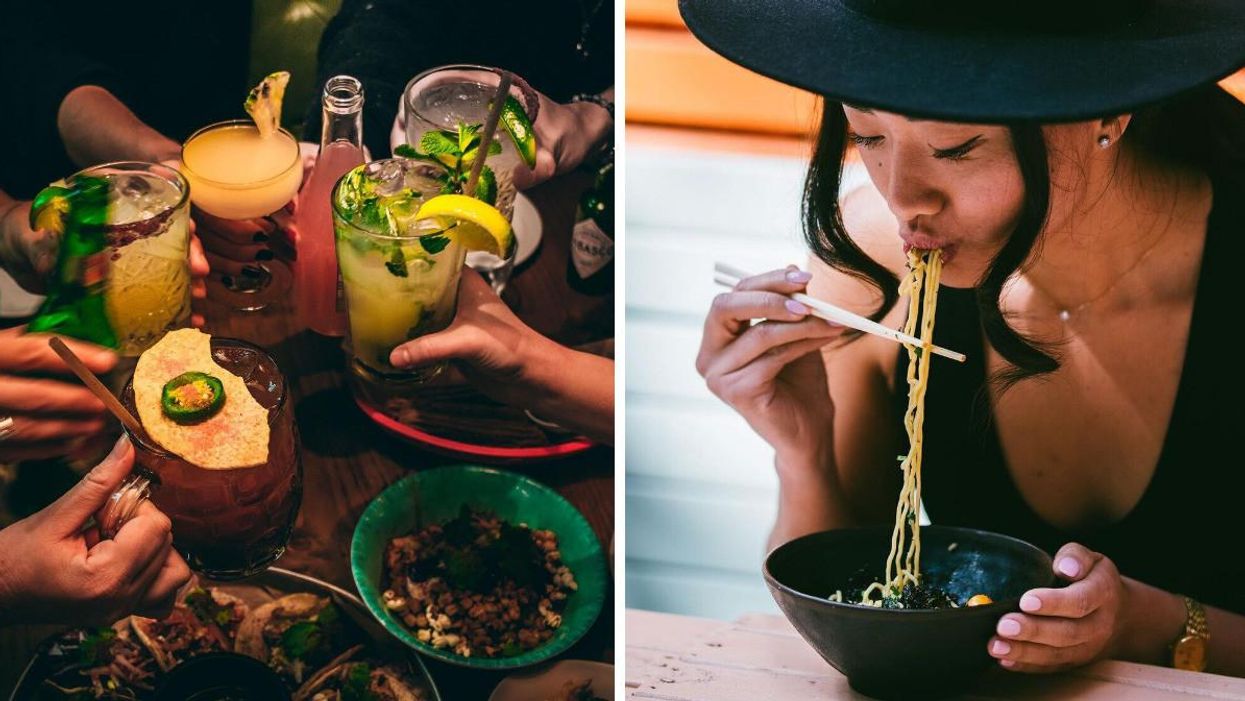 Des plats et des cocktails variés sur une table à l'Escondite. Droite : Une femme mange des ramens au Biiru Izakaya.