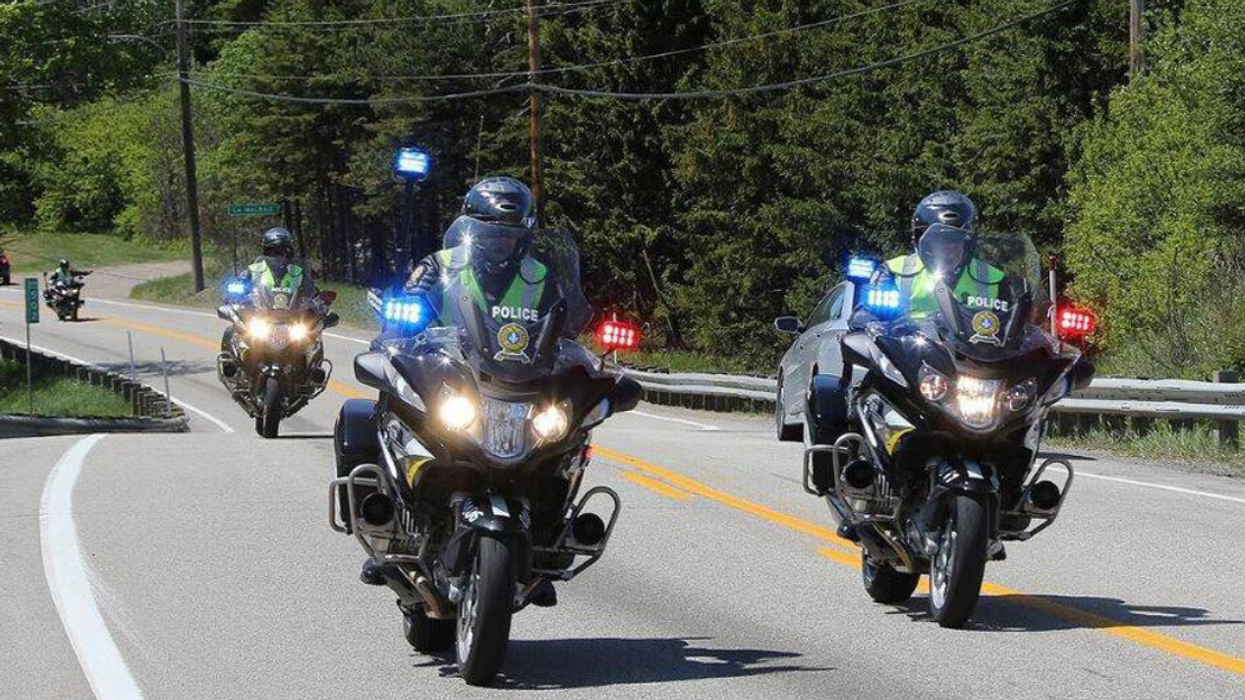 Des policiers de la SQ en moto.