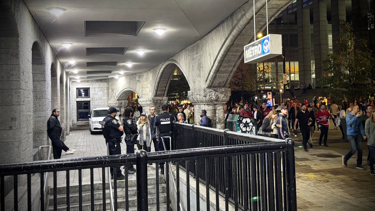 Des policiers devant le métro de Montréal.