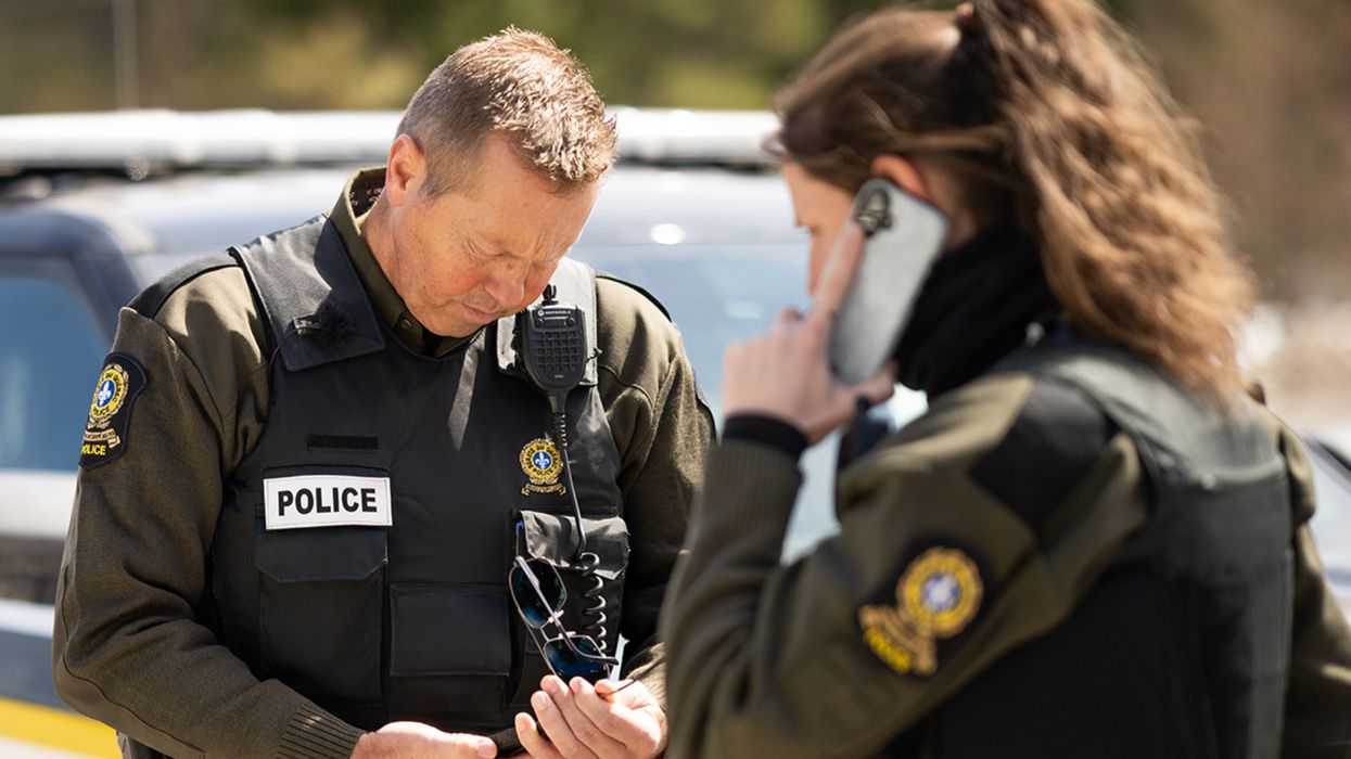 Des policiers.