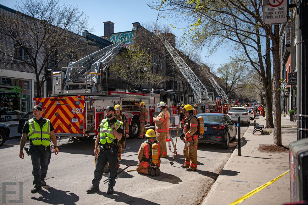 Des premiers r\u00e9pondants sur la sc\u00e8ne.