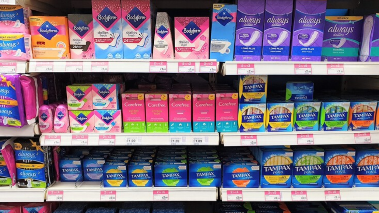Des produits d’hygiène féminine sur les tablettes d'un magasin.