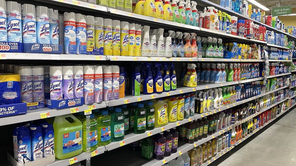 Des produits ménagers désinfectants dans une allée de magasin à grande surface.
