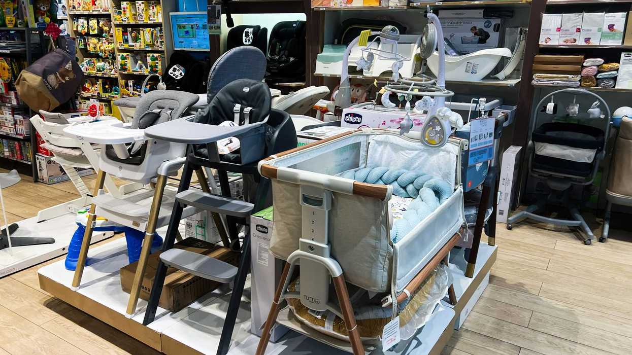 Des produits pour bébés dans un magasin.