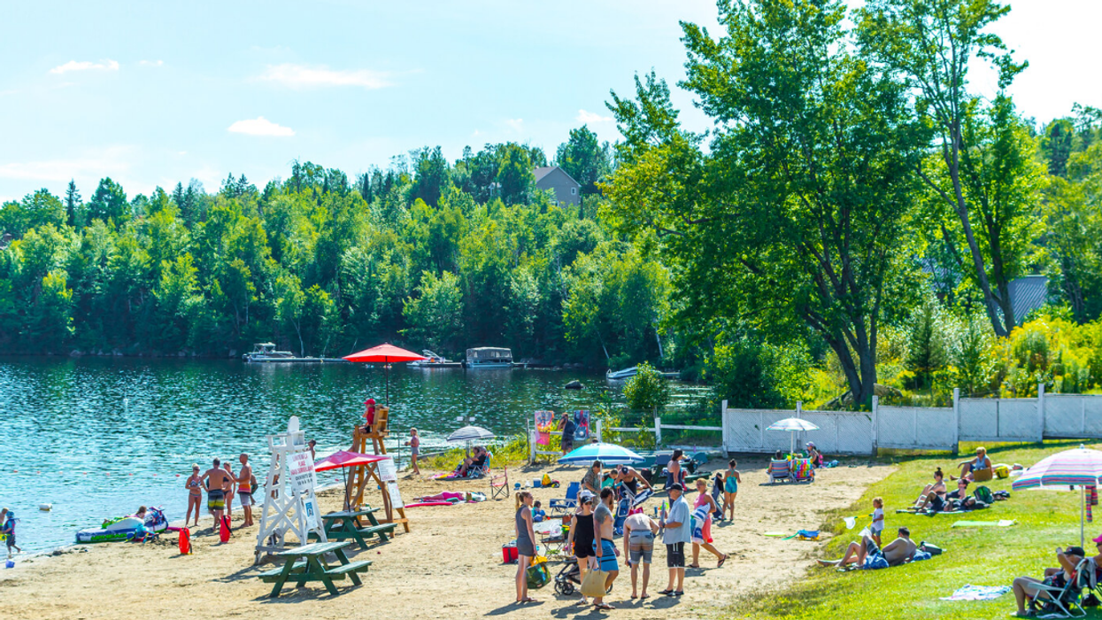 Des Québécois à la plage de Sainte-Adèle.