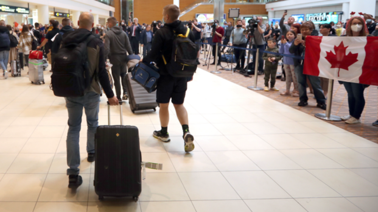 Des réfugiés ukrainiens arrivent à l'aéroport à Winnipeg le 23 mai.