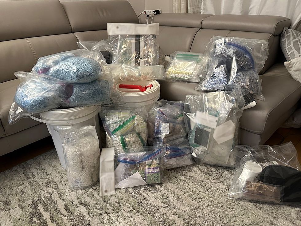 Des sac Ziploc contiennent les drogues de synth\u00e8se saisies par la police.