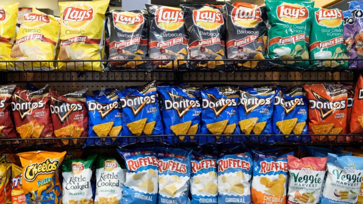 Des sacs de croustilles à l'épicerie.