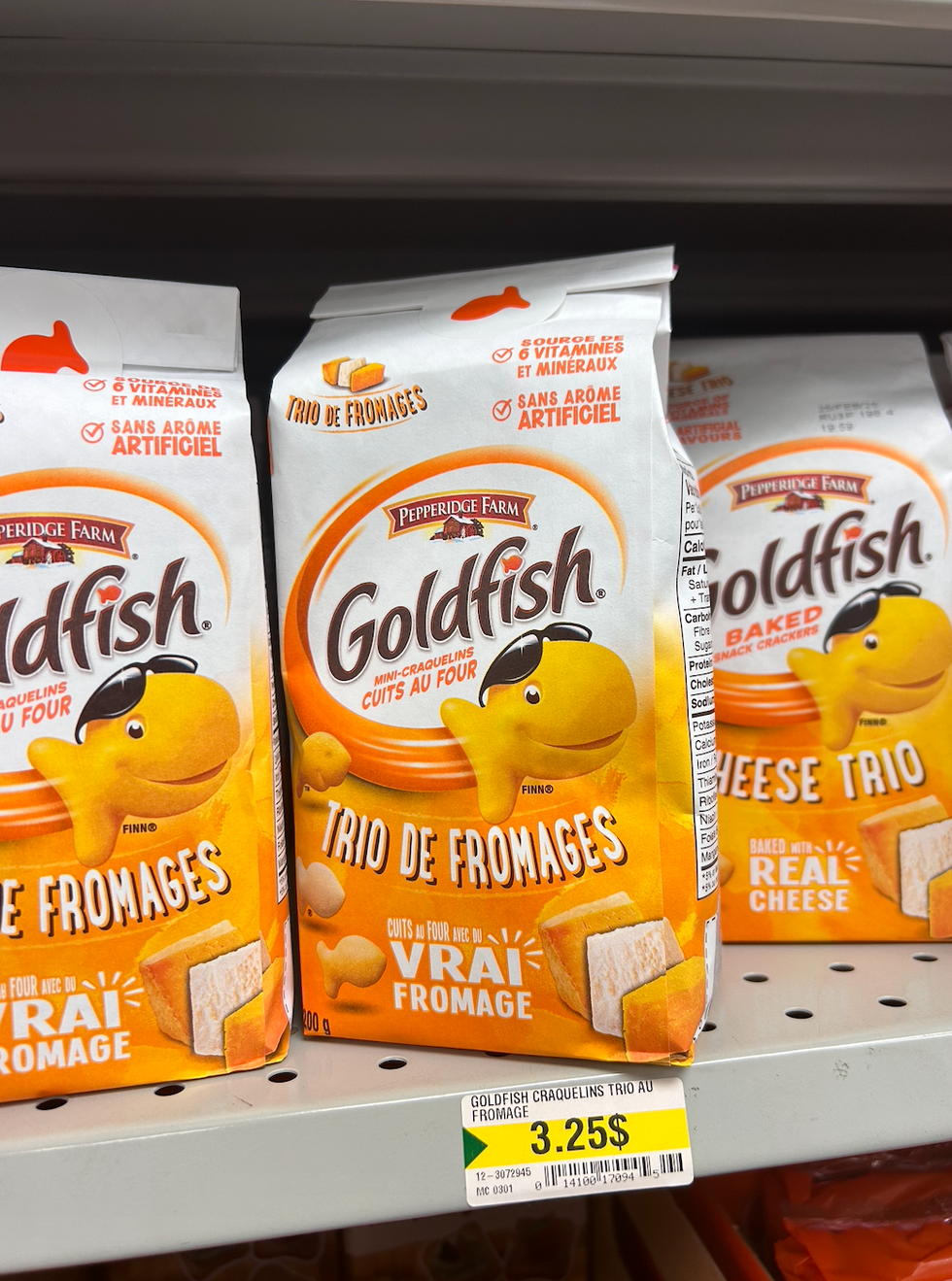 Des sacs de Goldfish Pepperidge Farm sur une tablette du Dollarama.
