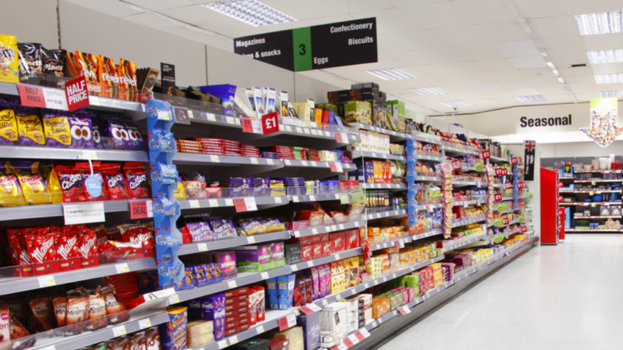 Des snacks dans un supermarché.