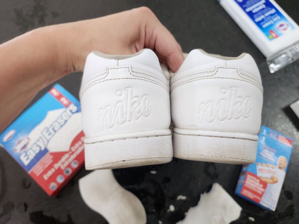 Des souliers nettoy\u00e9s par les \u00e9ponges blanches nettoyantes des marques Javex et M.Net.