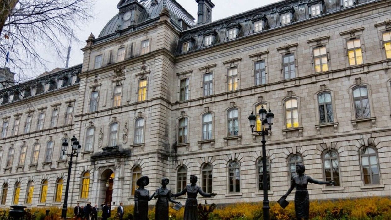 Des statues représentant des femmes sont placées devant l'Assemblée nationale du Québec.