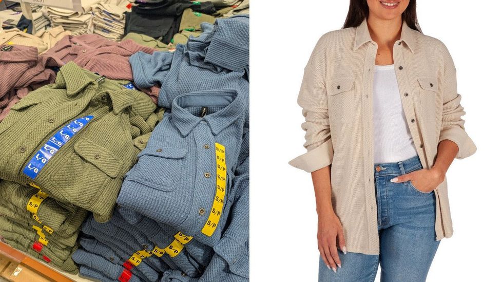 Des surchemises gaufr\u00e9es color\u00e9es dans le rayon des v\u00eatements chez Costco. Droite : une mannequin qui porte le mod\u00e8le beige.