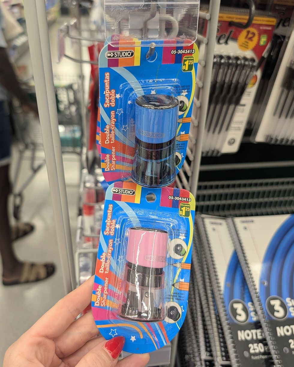 Des taille-crayons bleu et rose vendus dans la rang\u00e9e des fournitures scolaires chez Dollarama.