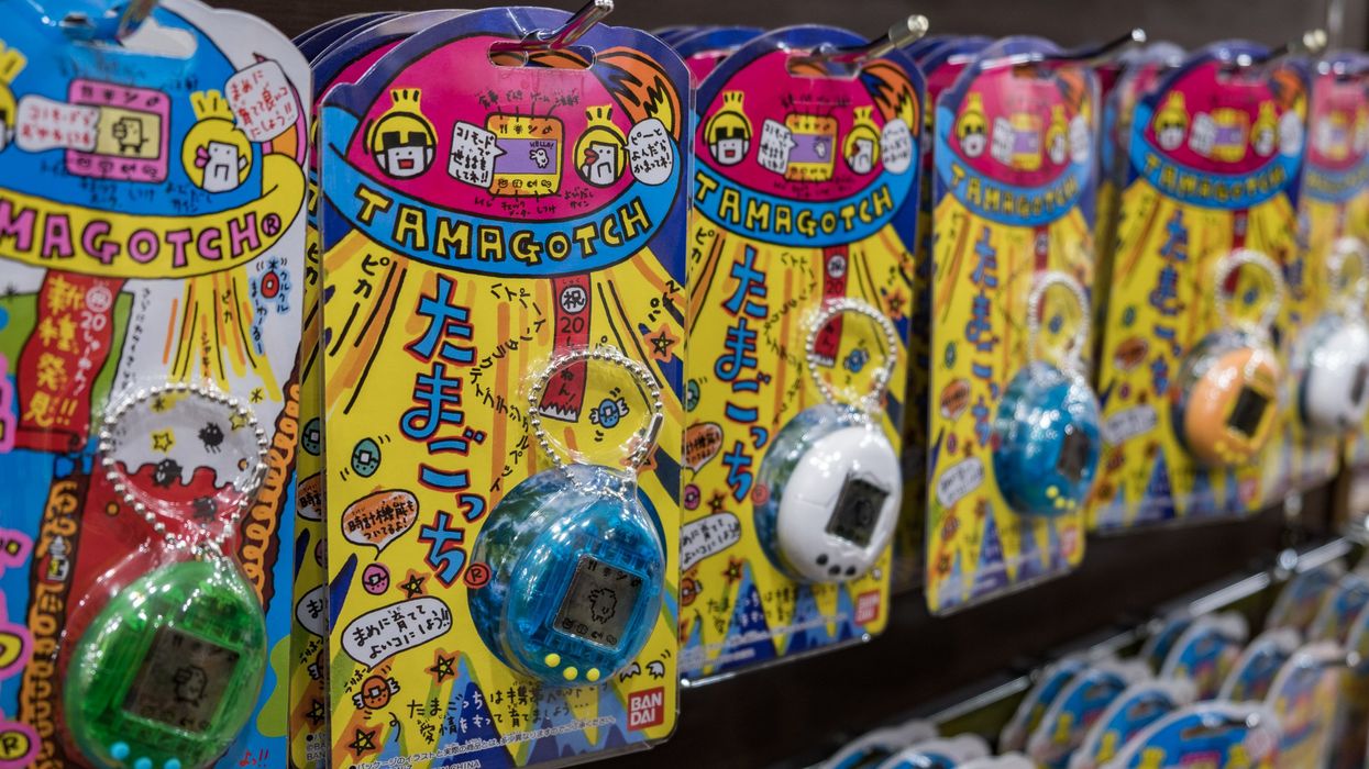 Des Tamagotchis sur des tablettes d'un magasin.