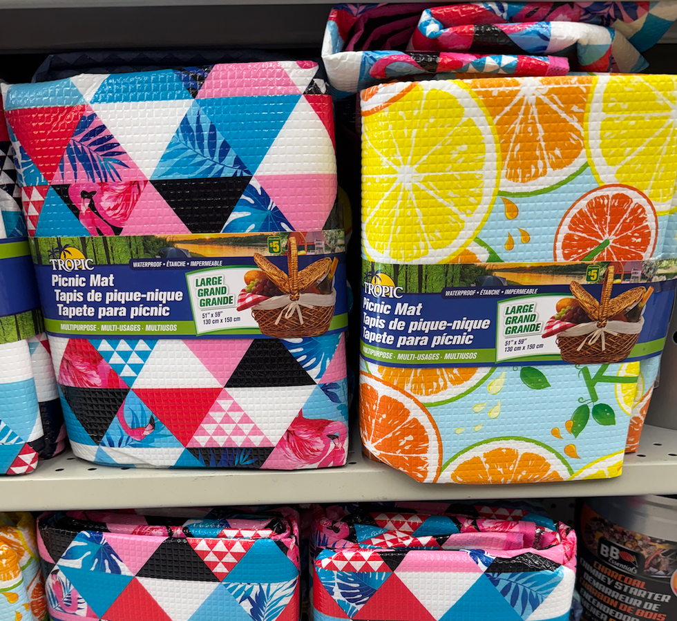 Des tapis pli\u00e9s aux motifs color\u00e9s : agrumes et triangles roses et bleus.