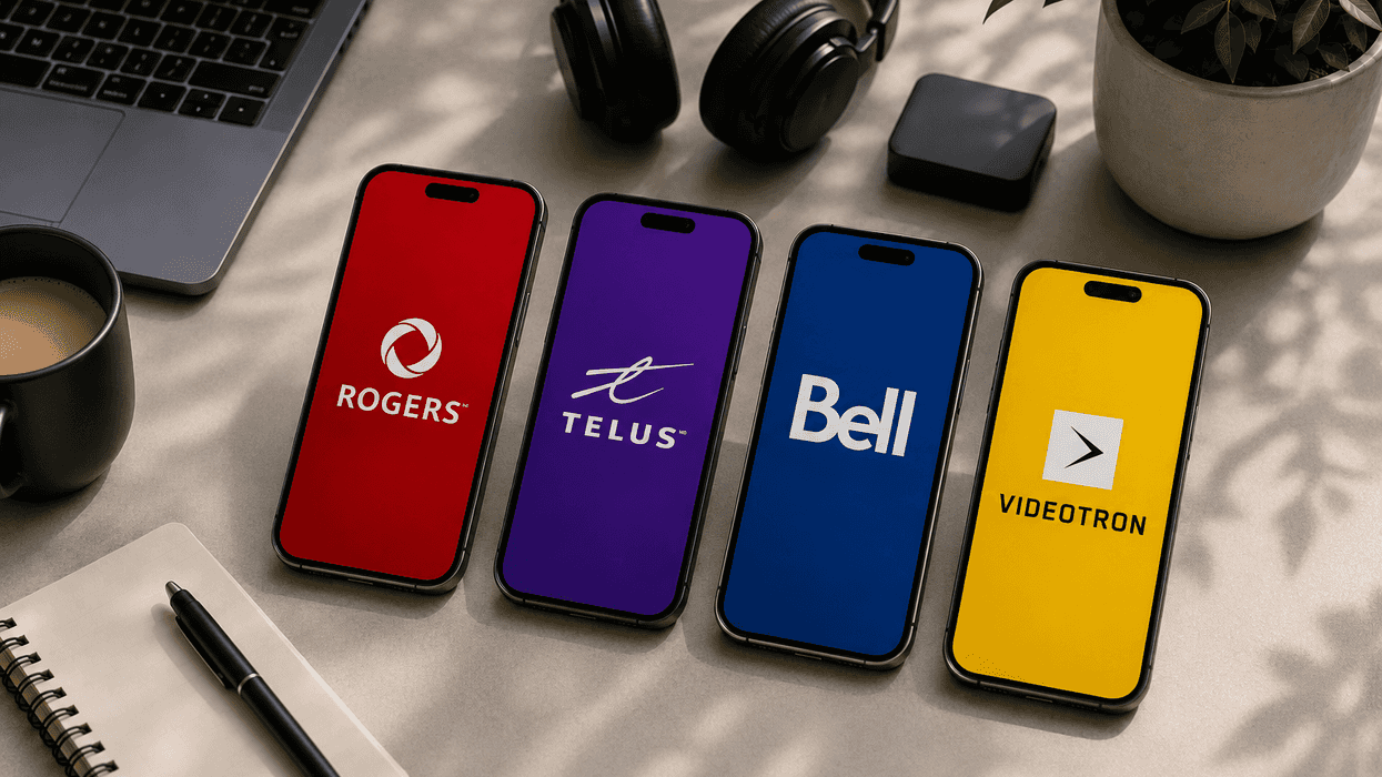 Des téléphones affichant les logos de Rogers, Telus, Bell et Vidéotron.