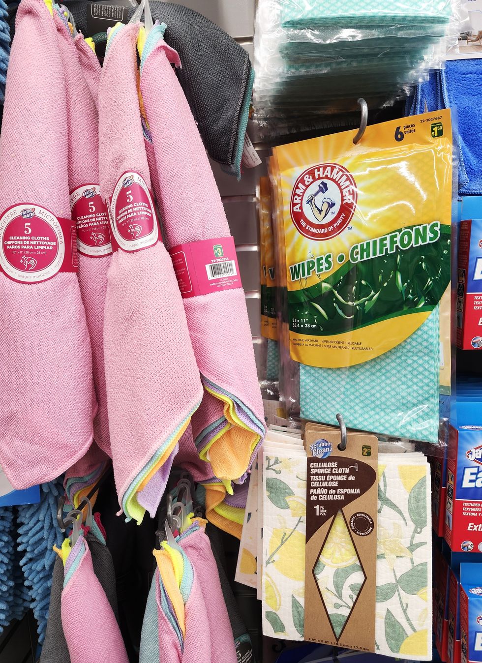 Des torchons et chiffons dans un magasin.