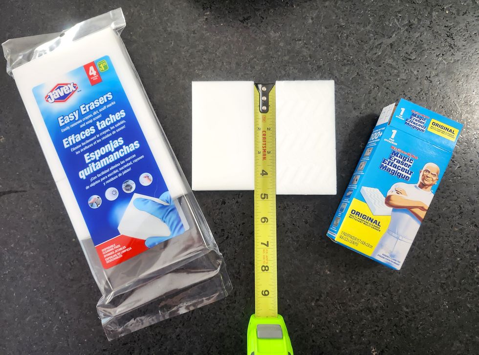 Des \u00e9ponges blanches nettoyantes des marques Javex et M.Net.