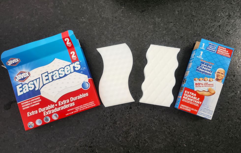 Des \u00e9ponges blanches nettoyantes version plus durable et r\u00e9sistante des marques Javex et M.Net. 