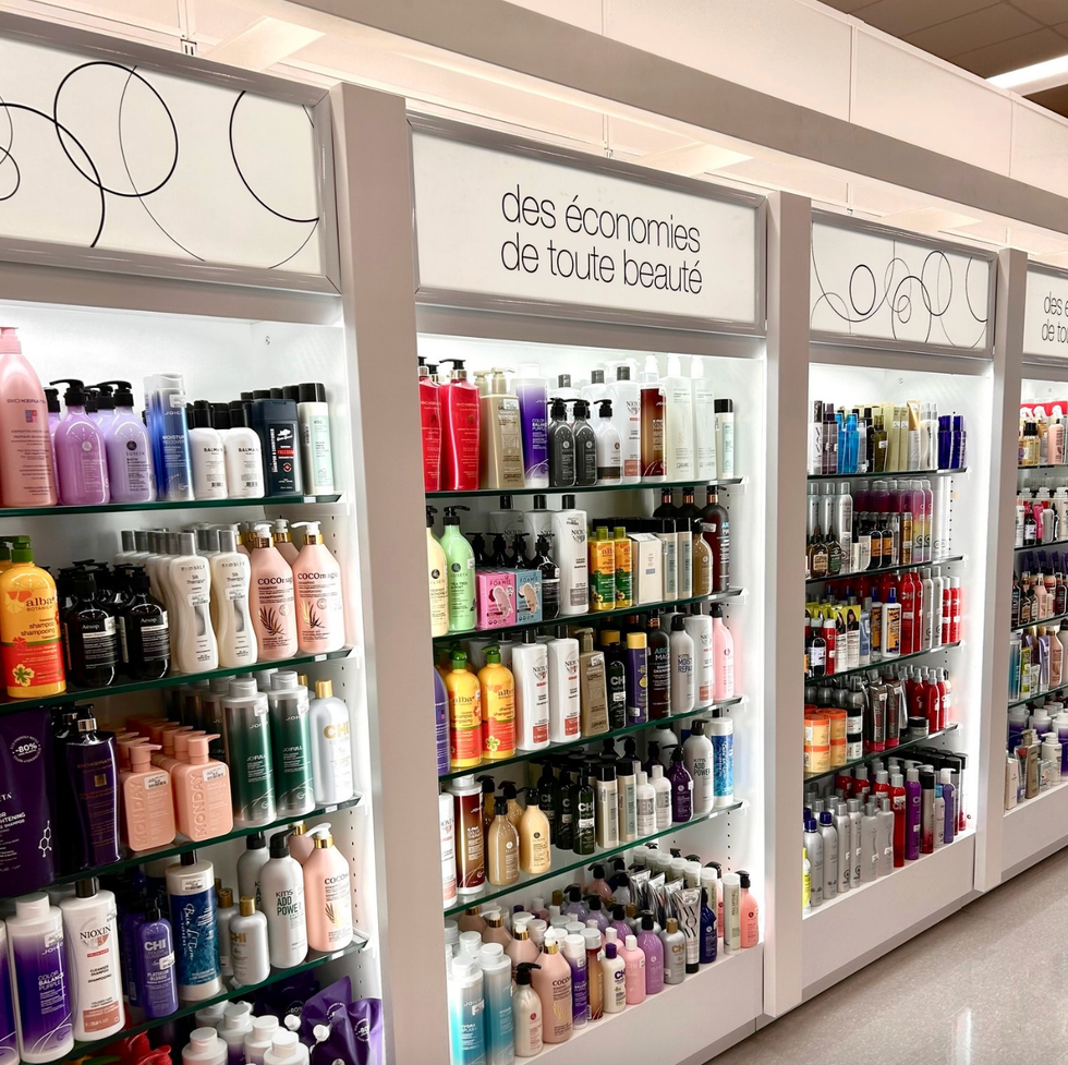 Des \u00e9tag\u00e8res remplies de produits capillaires au nouveau Winner-HomeSense de Sherbooke.