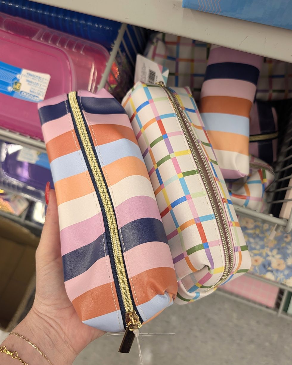 Des \u00e9tuis \u00e0 crayons \u00e0 rayures et quadrill\u00e9s vendus dans la rang\u00e9e des fournitures scolaires chez Dollarama.