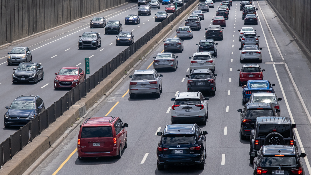 Des véhicules circulent dans le trafic à Montréal.